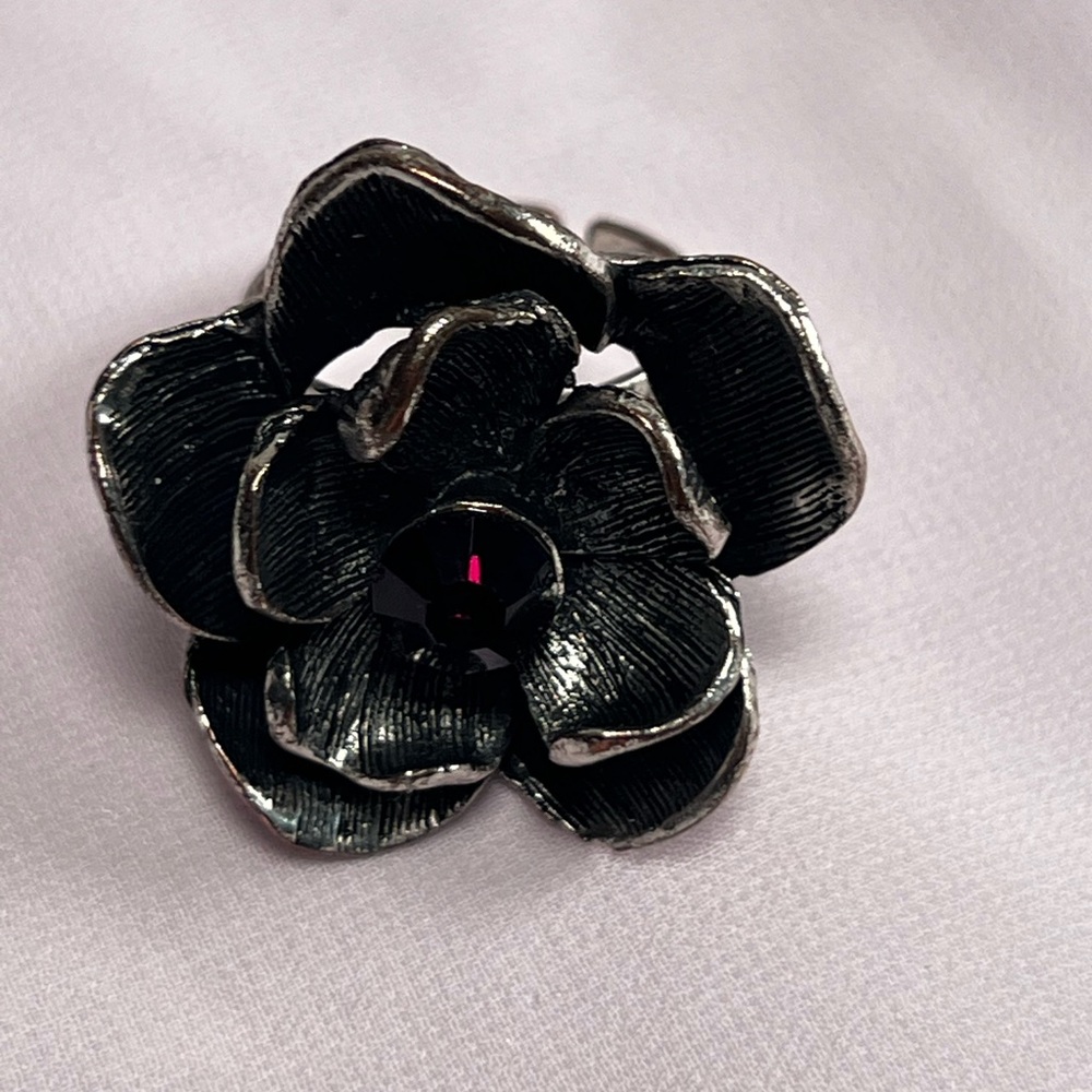 Vintage Elegant Black and Silver Floral Ring